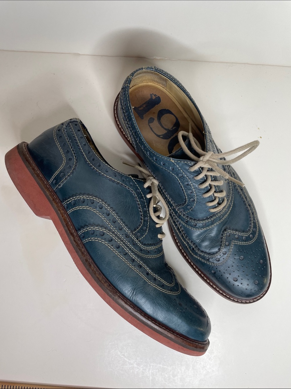 Men’s 1901 leather wing tip blue oxfords size 8.5 M with white stitching GUC